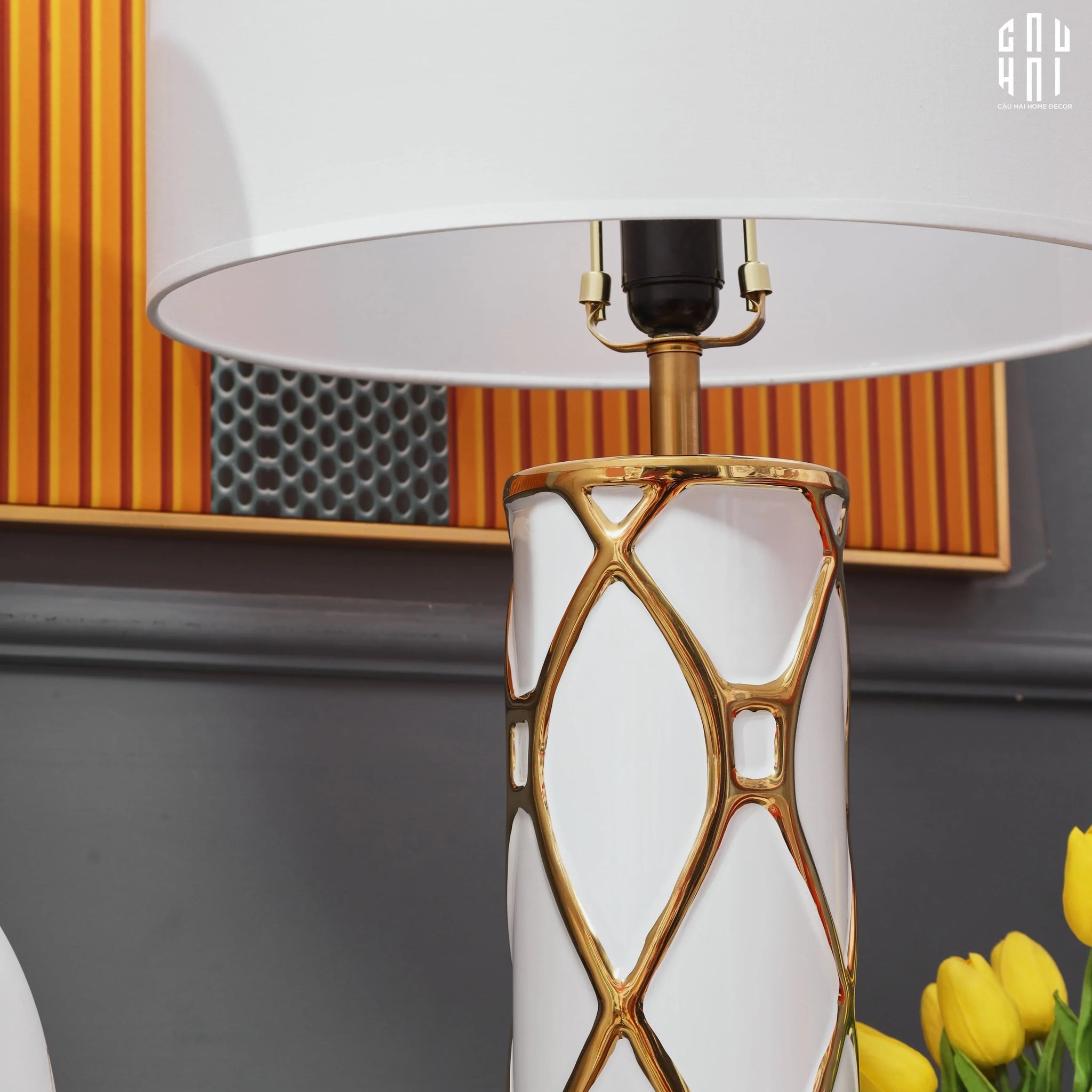 ĐÈN BÀN IRIS WHITE - IRIS WHITE SIDE TABLE LAMP-CẬU HAI HOME DECOR