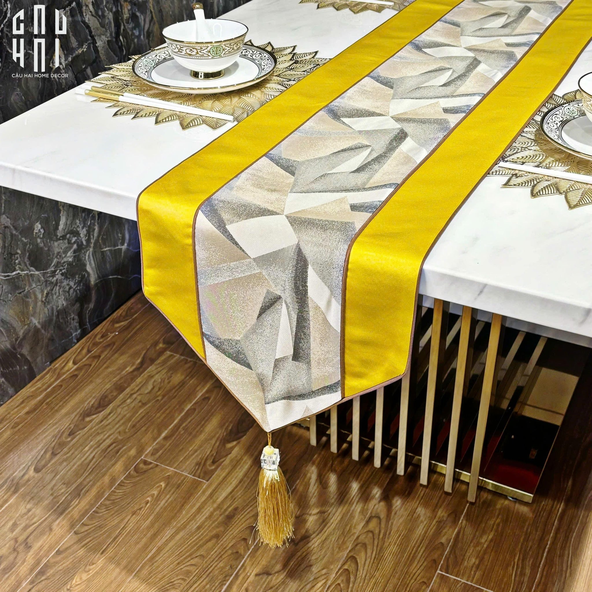 KHĂN TRẢI BÀN ULTRA GOLD POLYGON PREMIUM 2M2