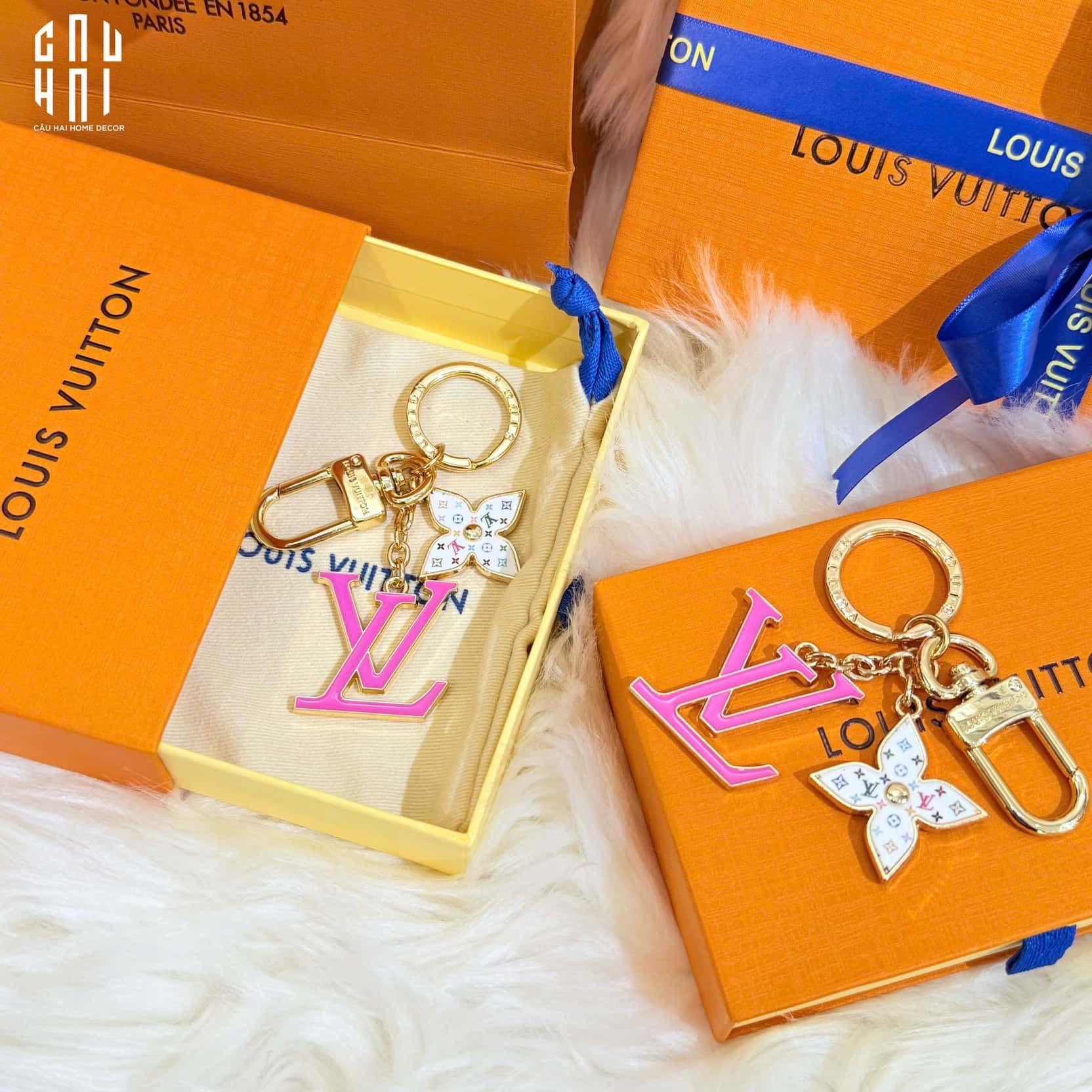 MÓC KHOÁ - CHARM TÚI LOUIS V. FLEUR DE MONOGRAM PINK POP-CẬU HAI HOME DECOR