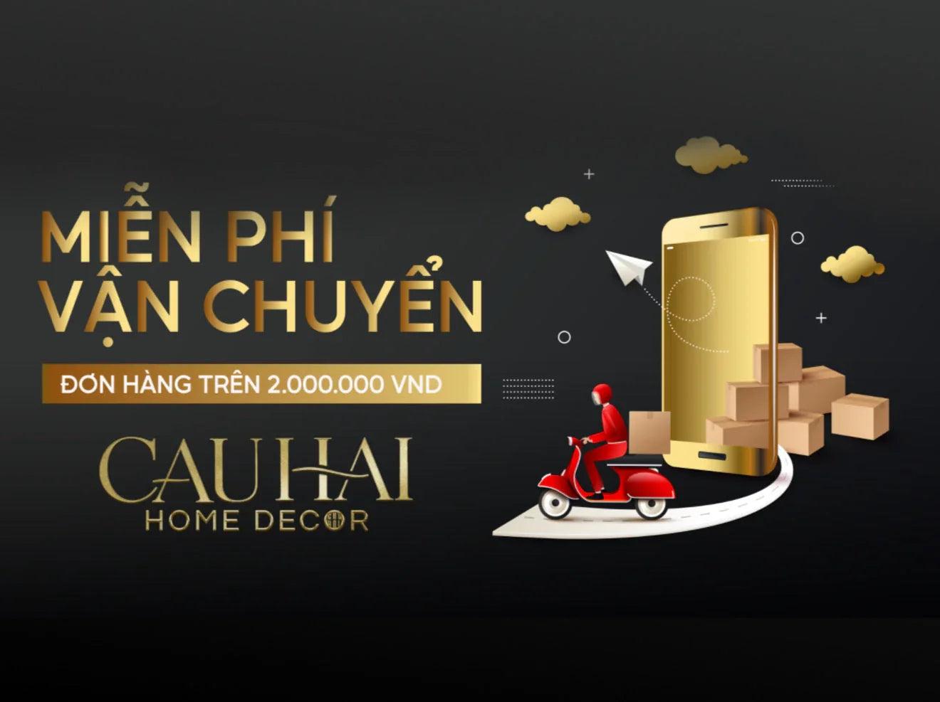 Thiết kế đen vàng sang trọng quảng bá freeship Cậu Hai Home Decor, có điện thoại, thùng hàng và xe máy giao hàng.