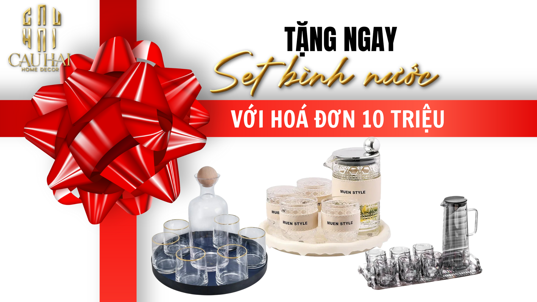 Quà tặng tri ân: set bình ly thủy tinh sang trọng, khay đen viền vàng, và bộ bình trà.