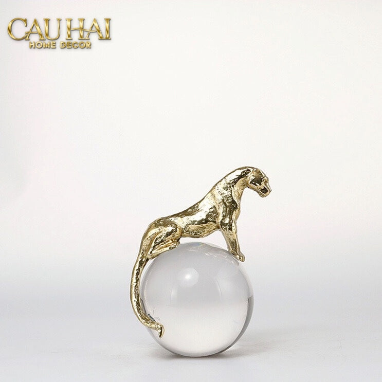 HOME COUTURE - TƯỢNG QUẢ CẦU PHA LÊ MAJESTIC PANTHER MATTE CRYSTAL GLOBE-CẬU HAI HOME DECOR