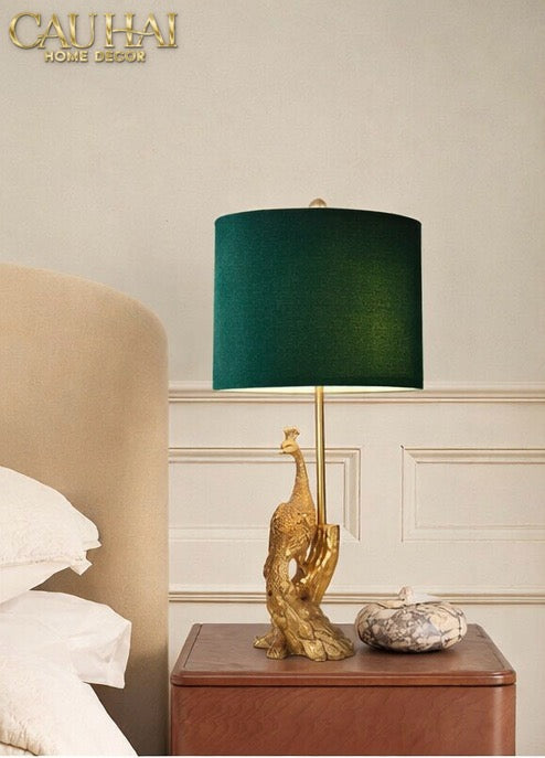 Đèn Bàn Khổng Tước Chụp Nhung Emerald Gold Le Impérial Paon Side Table Lamp 25x64