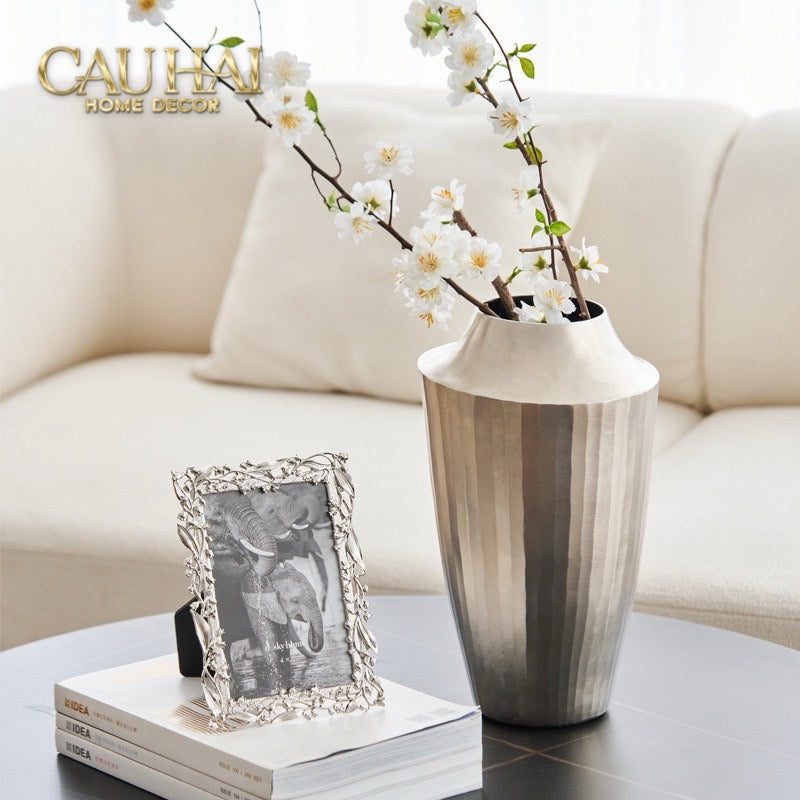Indira Maison Couture - Bình Hoa Hợp Kim Metalic Platinum Fluted Silhouette Vase 17x6.9x30