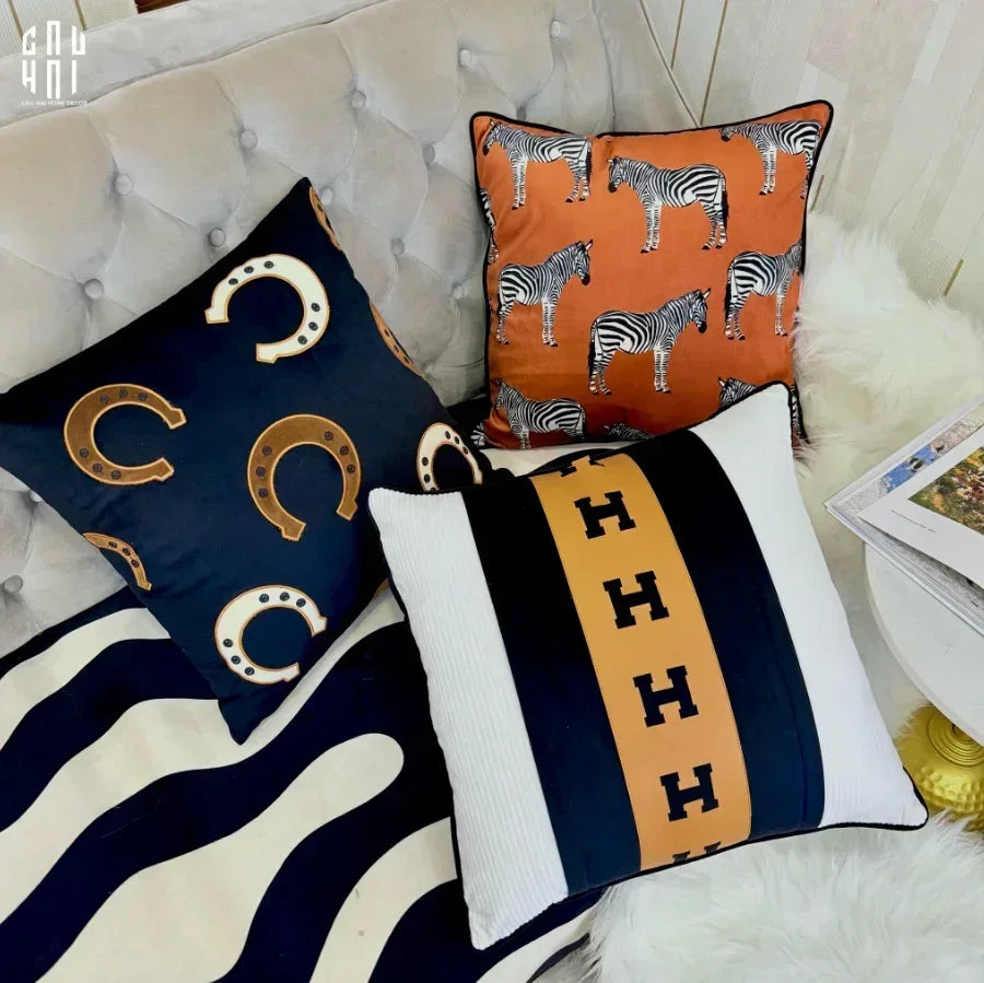 Vỏ Gối Nhung Savoire Atélier Fortune Horseshoe Gallop 45-vỏ gối-CẬU HAI HOME DECOR