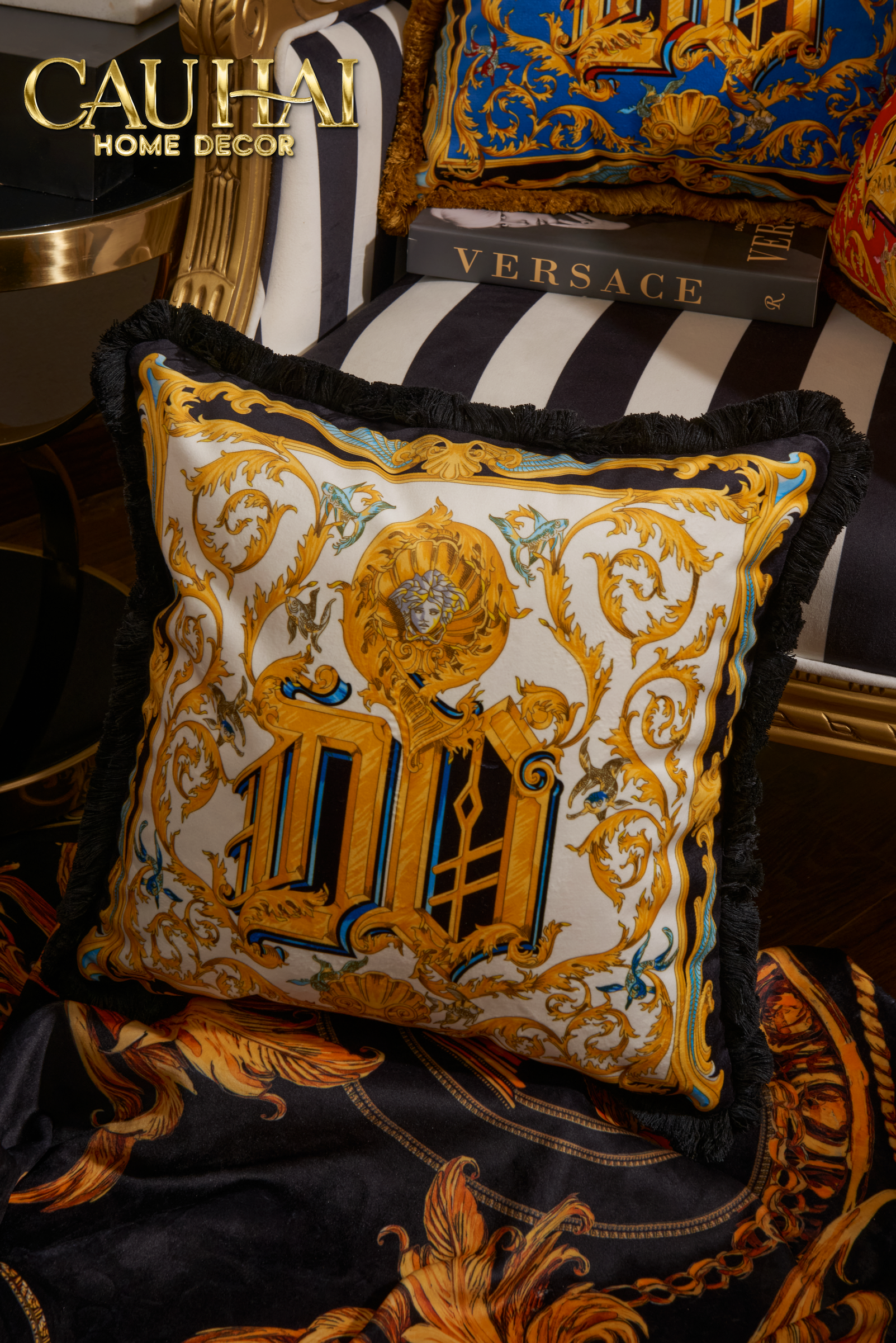 Maison Couture - Vỏ Gối V Class    I ♡ Baroque Acanthus V Monogram Cushion 45 Medusa Gala White