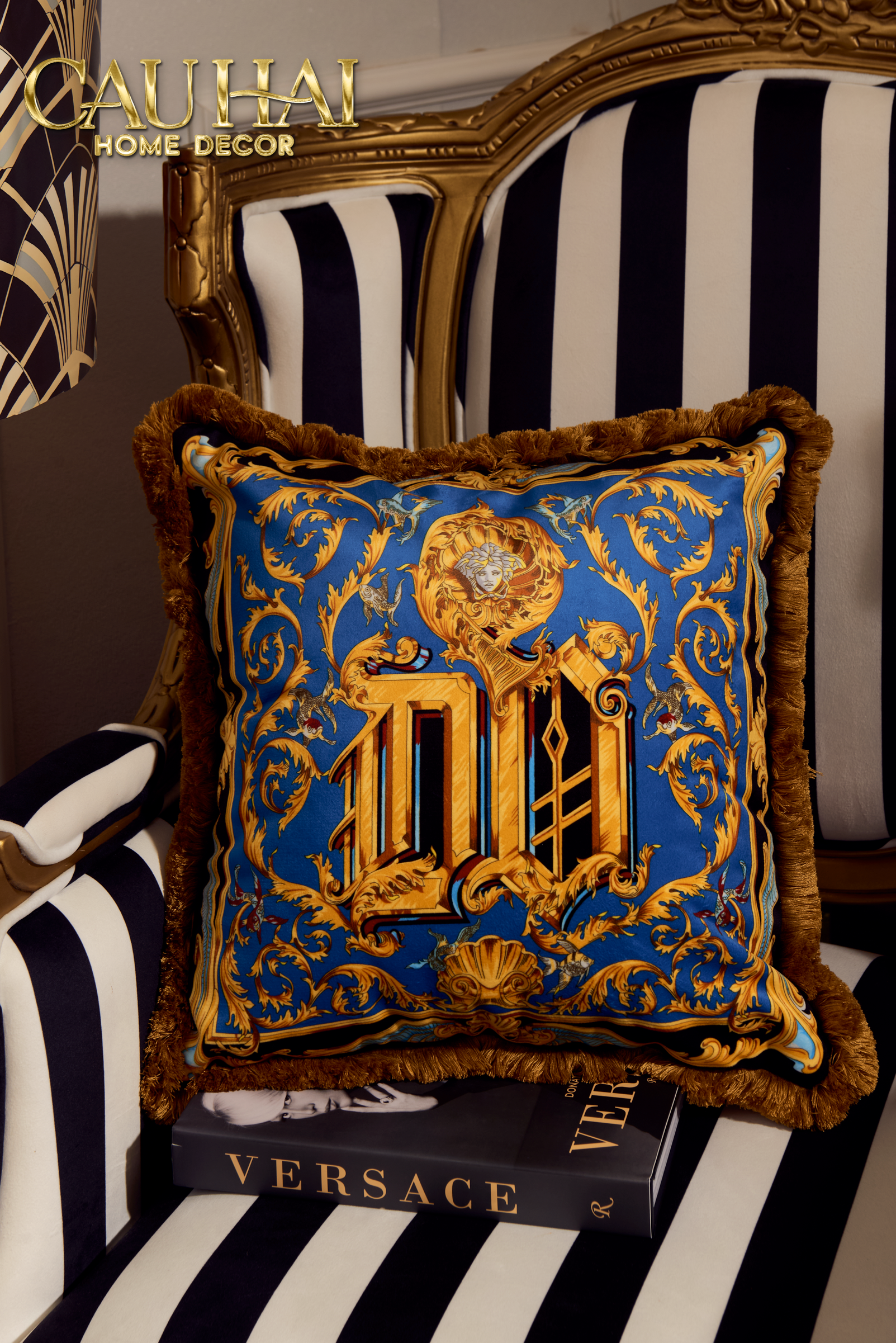 Maison Couture - Vỏ Gối V Class    I ♡ Baroque Acanthus Medusa Monogram Cushion 45 Royal Blue