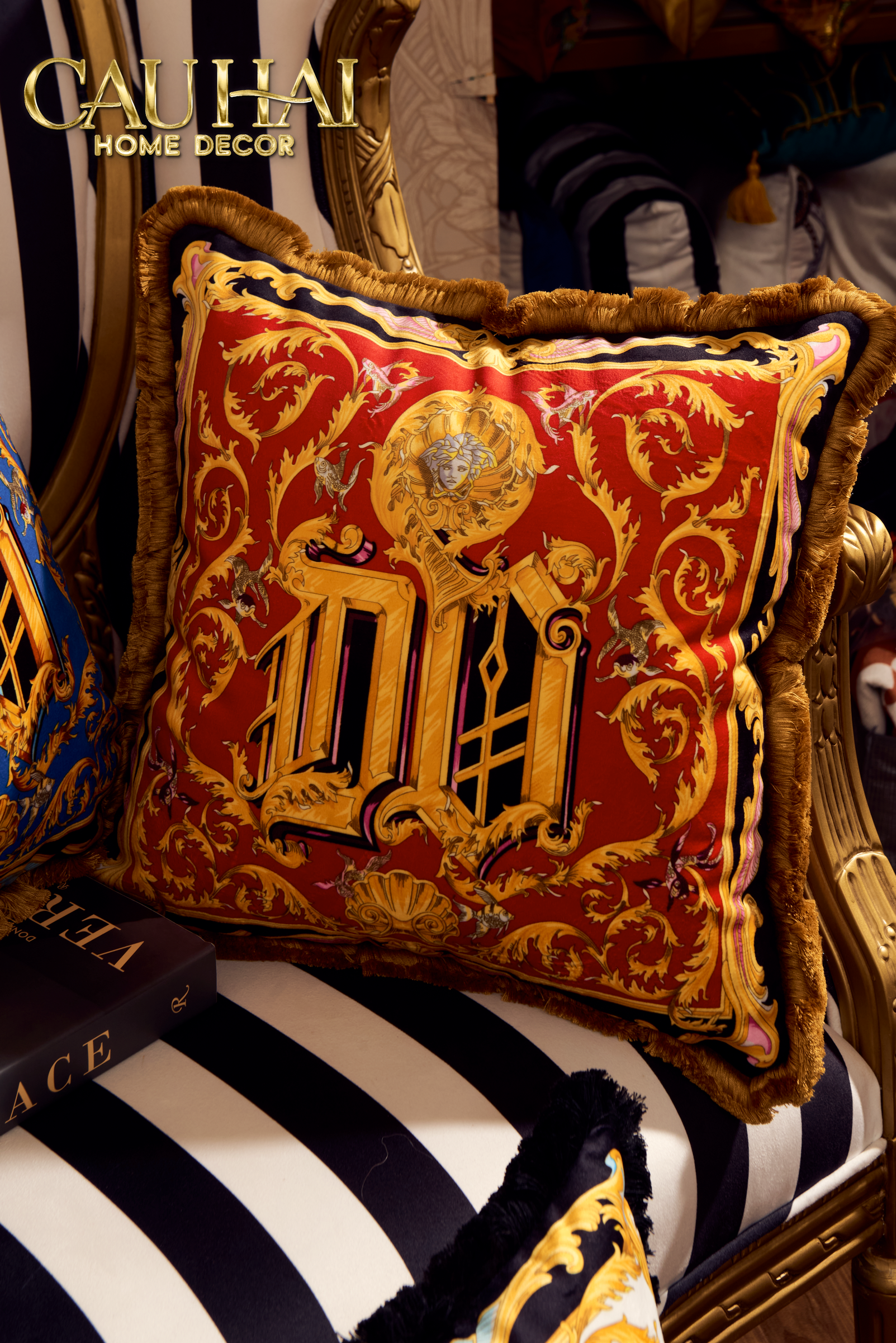 Maison Couture - Vỏ Gối V Class    I ♡ Baroque Acanthus Medusa Monogram Cushion 45 Vermillion Rouge