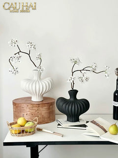 binh-hoa-gom-den-petit-noir-plisse-vase-19x19_5-binh-hoa-cau-hai-home-decor-6 - CẬU HAI HOME DECOR
