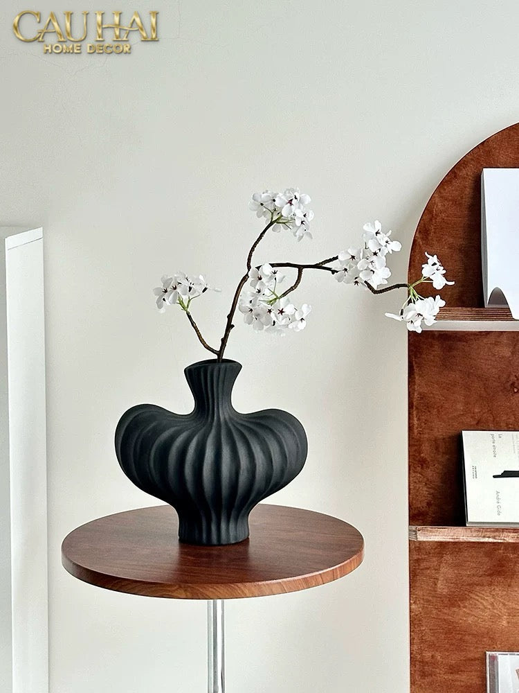 binh-hoa-gom-den-petit-noir-plisse-vase-19x19_5-binh-hoa-cau-hai-home-decor-8 - CẬU HAI HOME DECOR
