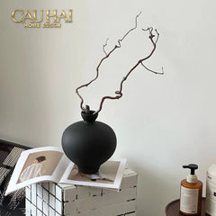 binh-hoa-gom-tron-den-noire-pearl-pottery-vase-23_5x17-cau-hai-home-decor-4 - CẬU HAI HOME DECOR