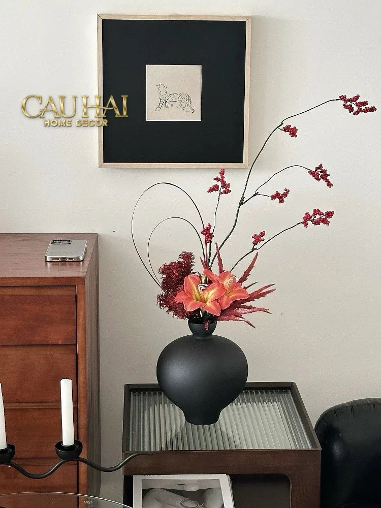 binh-hoa-gom-tron-den-noire-pearl-pottery-vase-23_5x17-cau-hai-home-decor-5 - CẬU HAI HOME DECOR