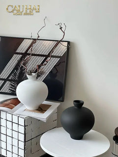 binh-hoa-gom-tron-den-noire-pearl-pottery-vase-23_5x17-cau-hai-home-decor-6 - CẬU HAI HOME DECOR