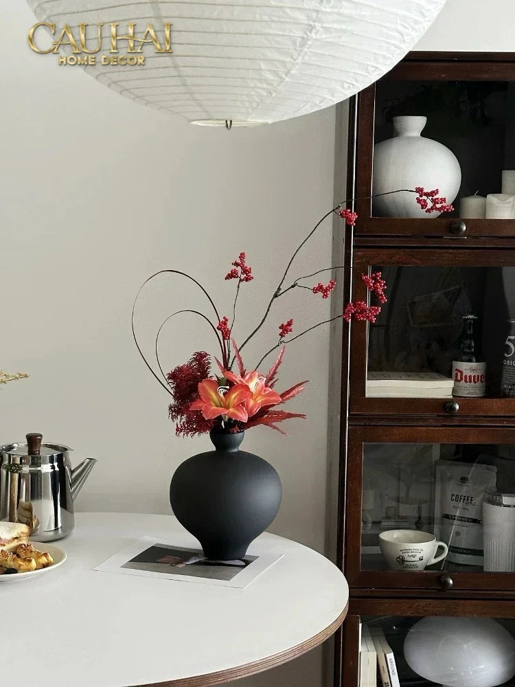 binh-hoa-gom-tron-den-noire-pearl-pottery-vase-23_5x17-cau-hai-home-decor-7 - CẬU HAI HOME DECOR