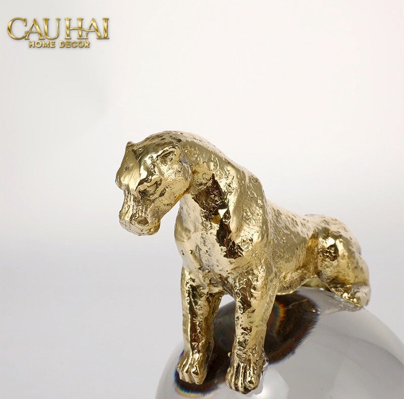 HOME COUTURE - TƯỢNG QUẢ CẦU PHA LÊ MAJESTIC PANTHER MATTE CRYSTAL GLOBE-CẬU HAI HOME DECOR