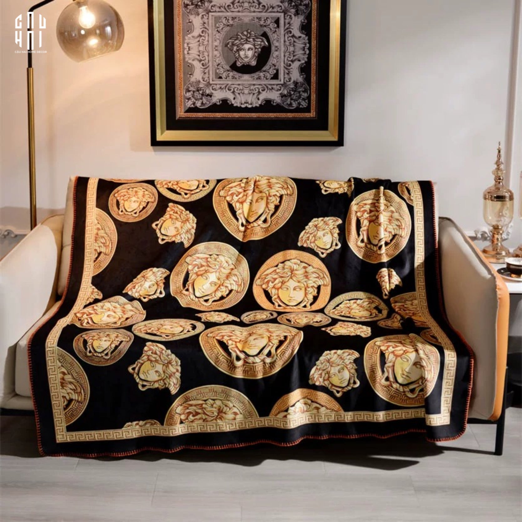 CHĂN NHUNG CAO CẤP GIANNI VERS. MULTI MEDUSA AMPLIFIED LOGO VELVET BLANKET 150CM - CẬU HAI HOME DECOR