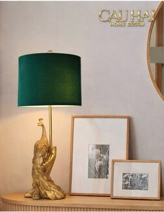 Đèn Bàn Khổng Tước Chụp Nhung Emerald Gold Le Impérial Paon Side Table Lamp 25x64-CẬU HAI HOME DECOR