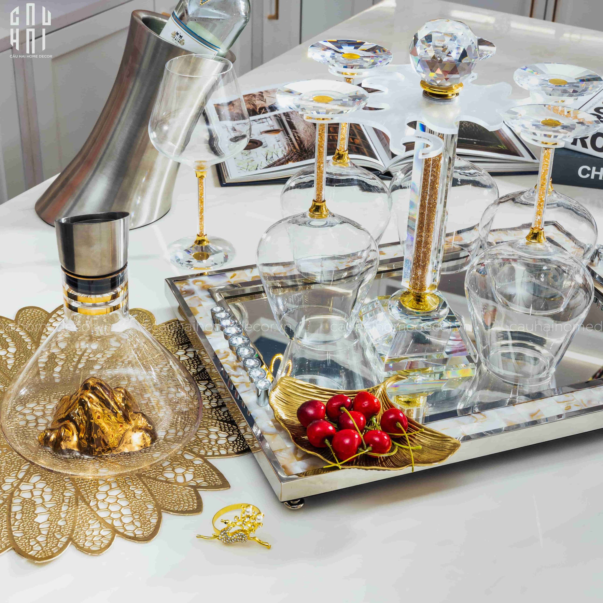 HOME COUTURE 1 SET BÌNH RƯỢU VANG PHA LÊ HILTON PREMIUM DECANTER & GLASSES 660ML SS25 - CẬU HAI HOME DECOR
