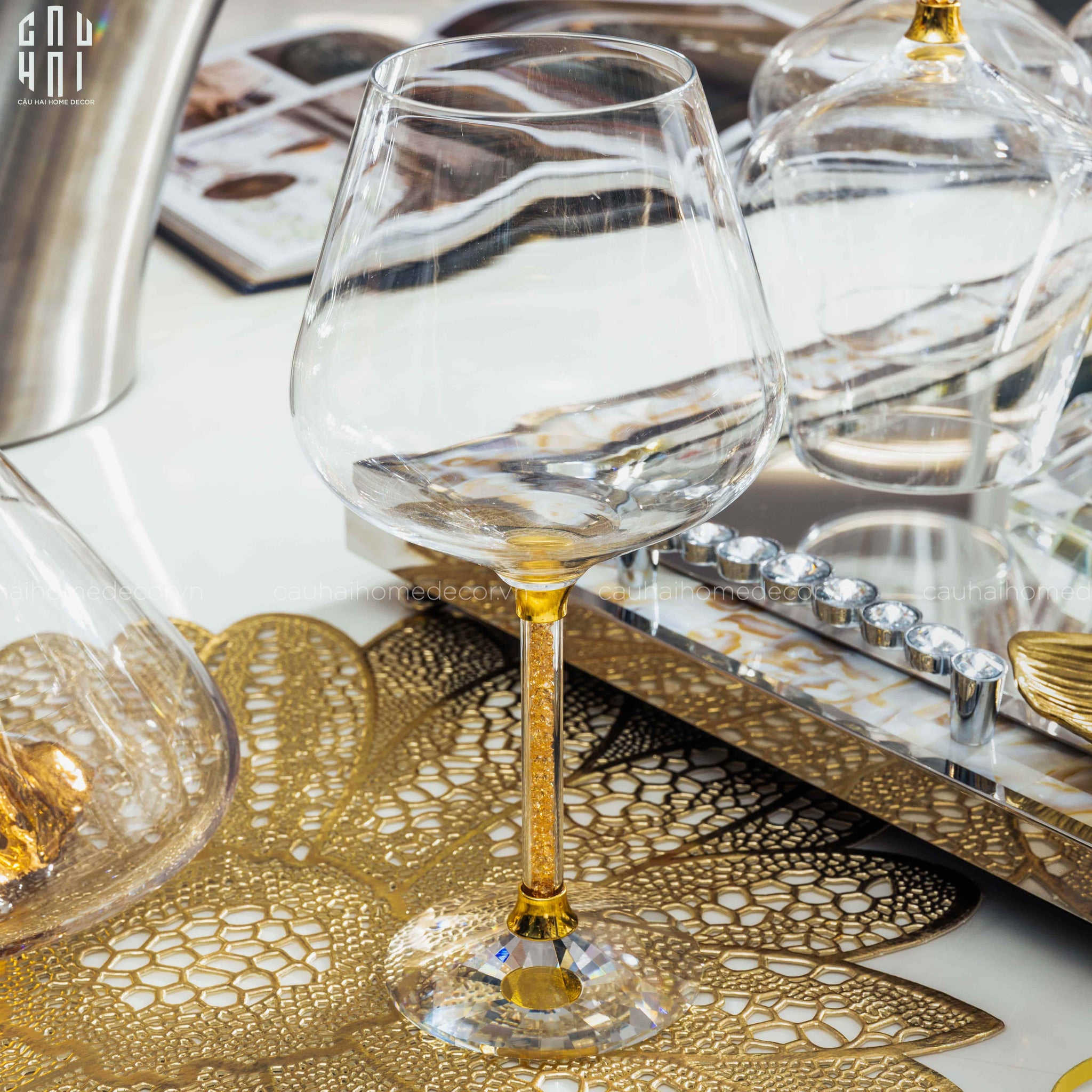 HOME COUTURE 1 SET BÌNH RƯỢU VANG PHA LÊ HILTON PREMIUM DECANTER & GLASSES 660ML SS25 - CẬU HAI HOME DECOR