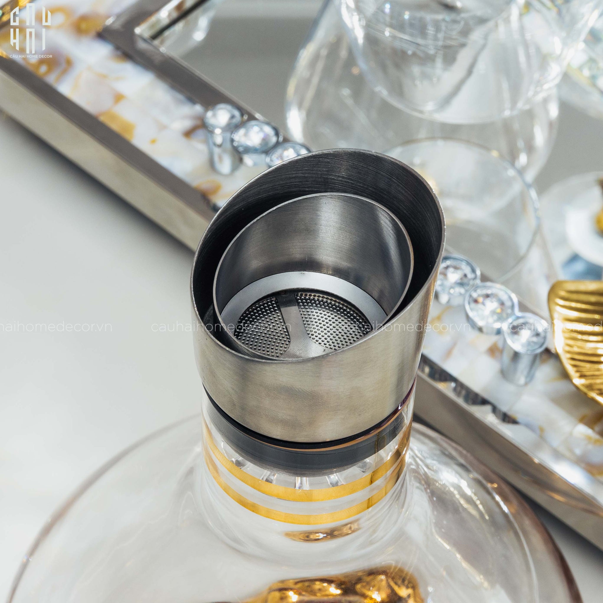 HOME COUTURE 1 SET BÌNH RƯỢU VANG PHA LÊ HILTON PREMIUM DECANTER & GLASSES 660ML SS25 - CẬU HAI HOME DECOR