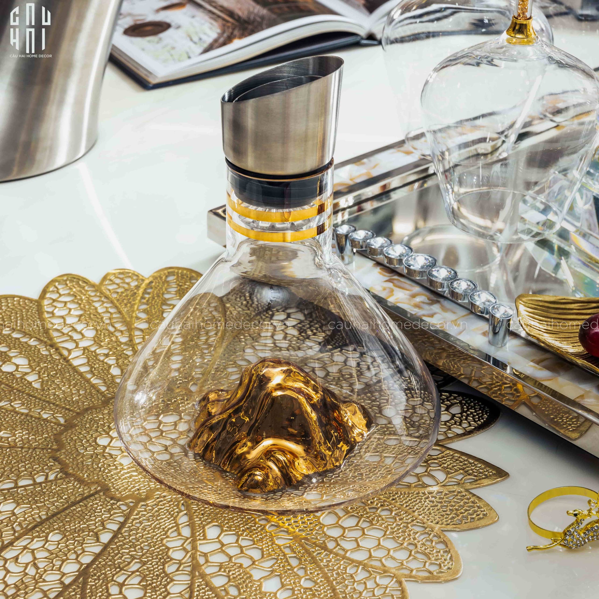 HOME COUTURE 1 SET BÌNH RƯỢU VANG PHA LÊ HILTON PREMIUM DECANTER & GLASSES 660ML SS25 - CẬU HAI HOME DECOR
