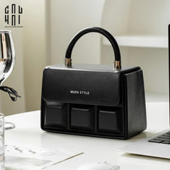 hop-khan-giay-da-savoir-la-damme-iconique-lady-bag-hop-khan-giay-cau-hai-home-decor-5 - CẬU HAI HOME DECOR