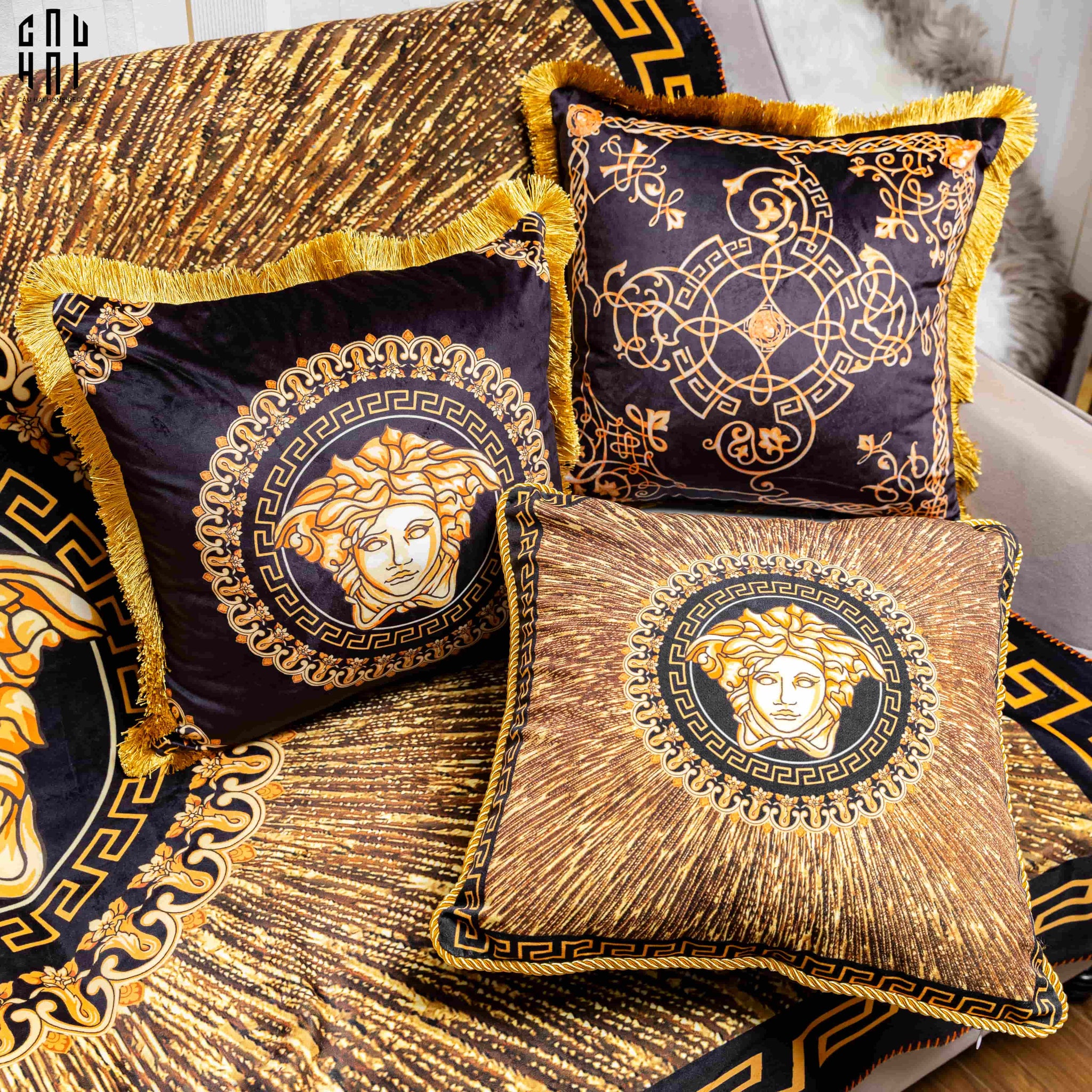IMPERIAL SIGNATURE. - VỎ GỐI SOFA NHUNG CAO CẤP GIANNI VERS. GOLDEN MEDUSA 45 - CẬU HAI HOME DECOR