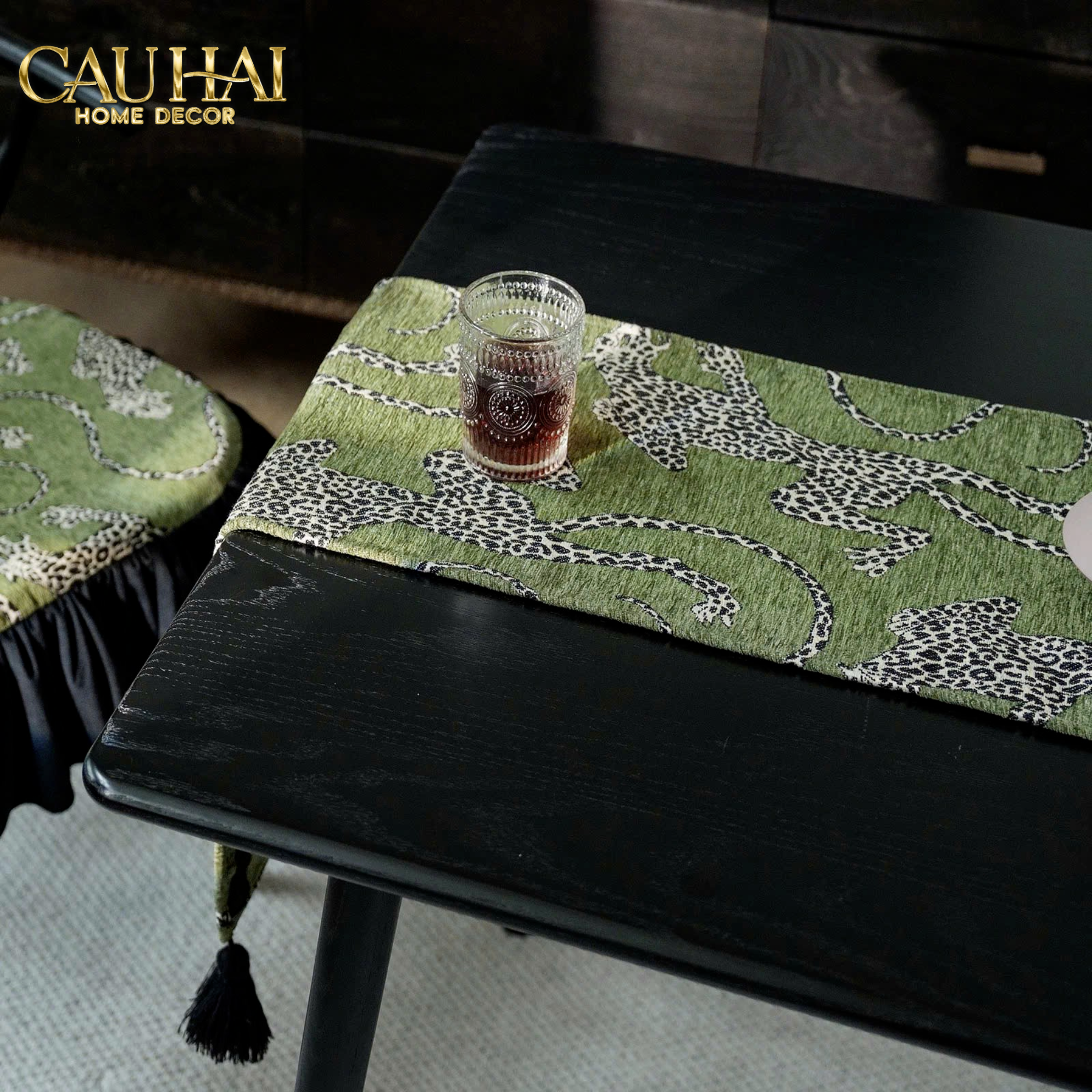 KHĂN TRẢI BÀN JARGUAR ÉMERAUDE SAUVAGE TABLE RUNNER 30X240-3- Cậu Hai Home Decor