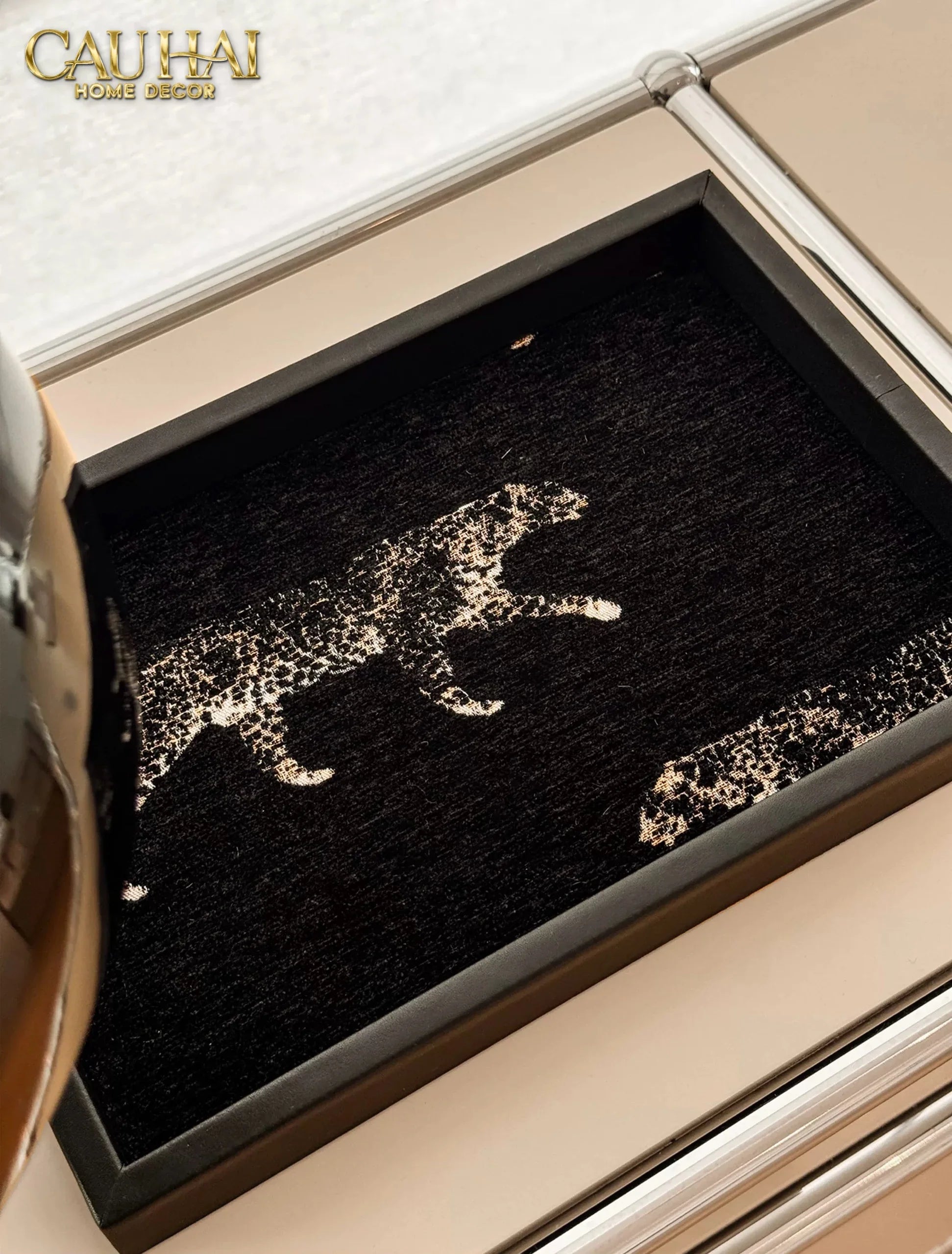 khay-go-chu-nhat-lot-vai-tweed-lux-leather-nocturnal-panther-rectangular-trays-30x40-cau-hai-home-decor-4 - CẬU HAI HOME DECOR