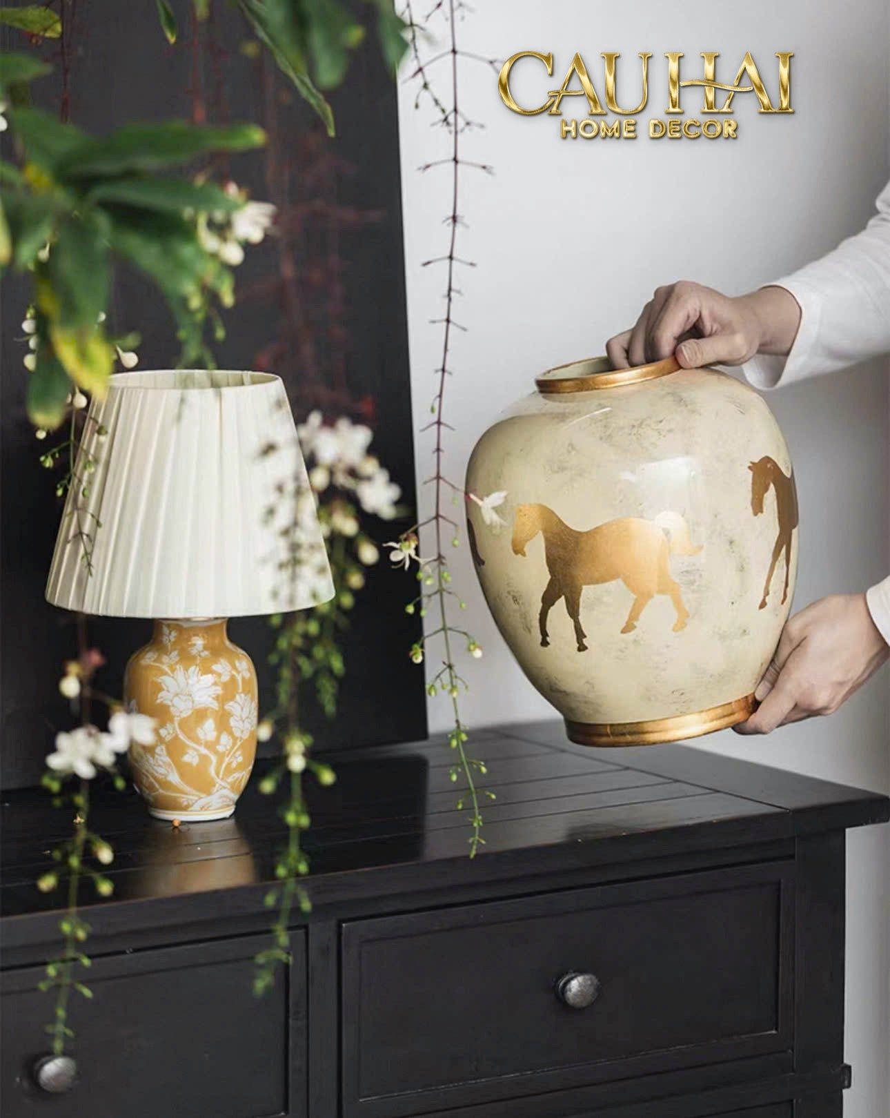 Maison Couture - Bình Gốm Ngựa Dát Vàng Cheval Noble Ivoire
Artisan Feuille D’Or Ceramic Vase H29 - CẬU HAI HOME DECOR
