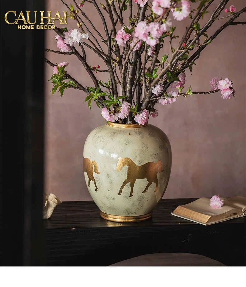 Maison Couture - Bình Gốm Ngựa Dát Vàng Cheval Noble Ivoire
Artisan Feuille D’Or Ceramic Vase H29 - CẬU HAI HOME DECOR
