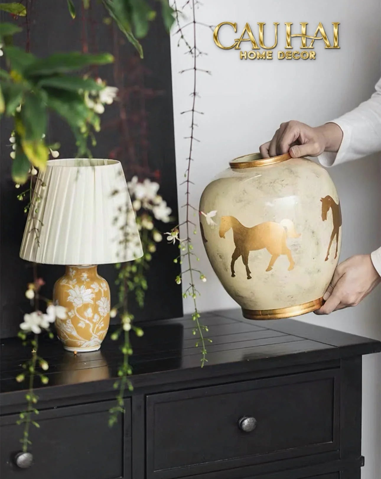 Maison Couture - Bình Hoa Gốm Sứ - Ngựa Dát Vàng Cheval Noble Ivoire Artisan Feuille D’Or Ceramic Vase H29-BÌNH HOA-CẬU HAI HOME DECOR