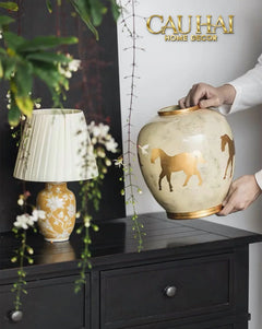 Maison Couture - Bình Hoa Gốm Sứ - Ngựa Dát Vàng Cheval Noble Ivoire Artisan Feuille D’Or Ceramic Vase H29-BÌNH HOA-CẬU HAI HOME DECOR
