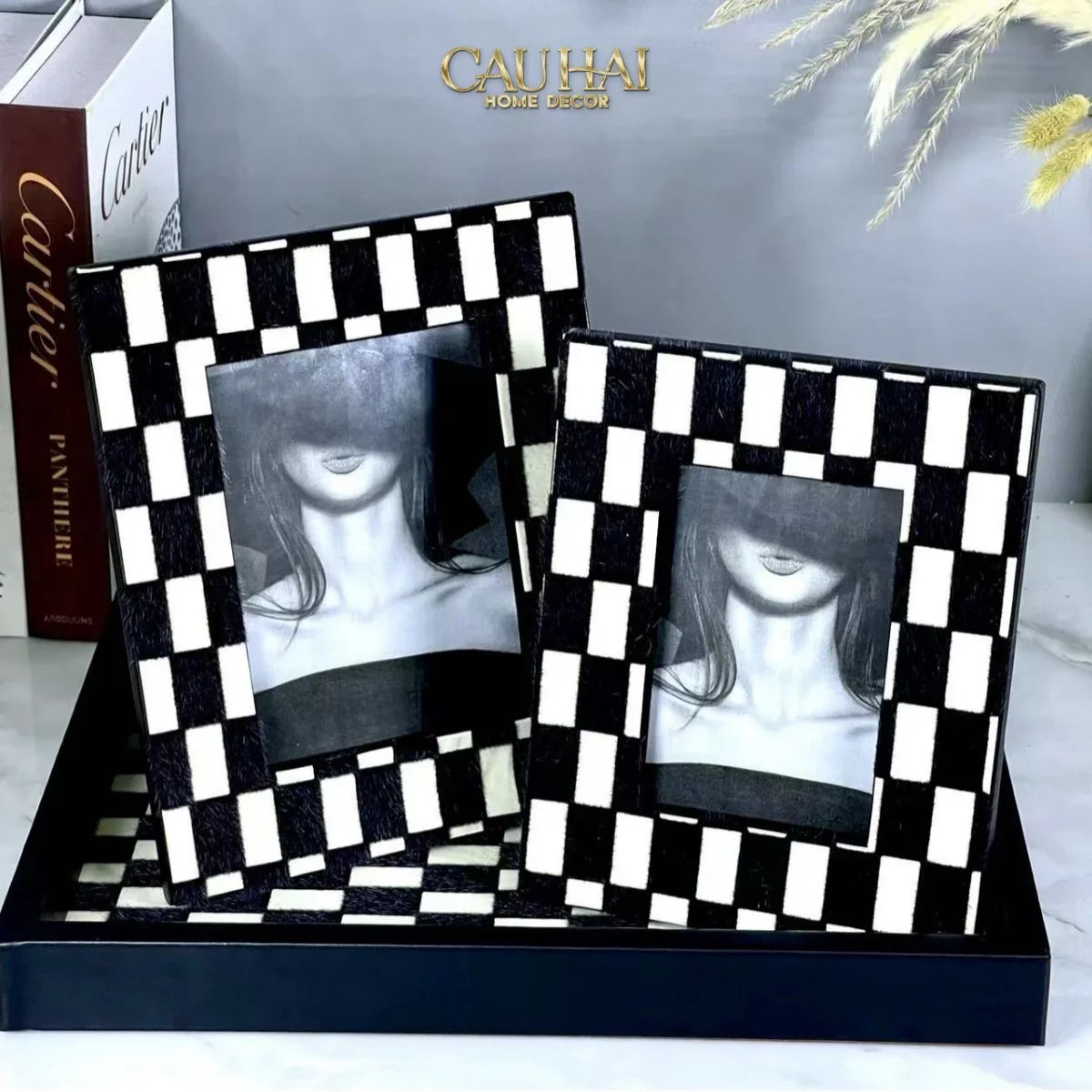 maison-couture-set-2-khung-anh-mono-checker-raye-medusa-limitee-cau-hai-home-decor-2 - CẬU HAI HOME DECOR