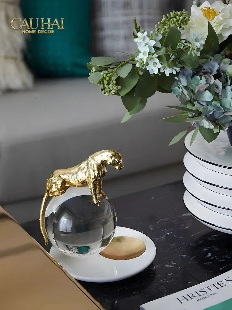 Maison Couture - Tượng Quả Cầu Pha Lê - Tượng Báo Bằng Đồng - Regal Brasson Panther Globe 15x30-TƯỢNG TRANG TRÍ-CẬU HAI HOME DECOR