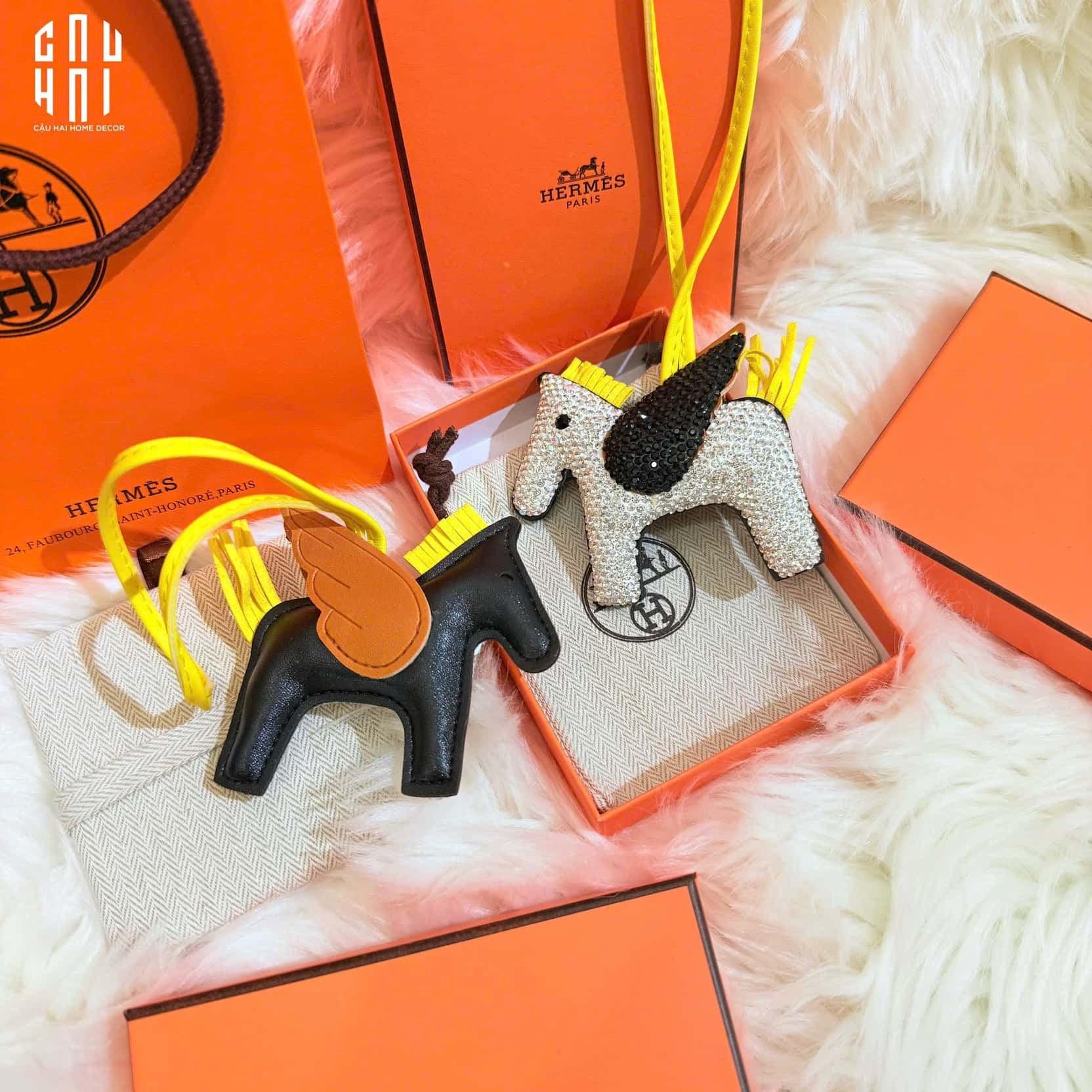 MÓC KHOÁ - CHARM ĐEO TÚI HELIOS CHARIOT - ĐÍNH ĐÁ NIGHT-CẬU HAI HOME DECOR