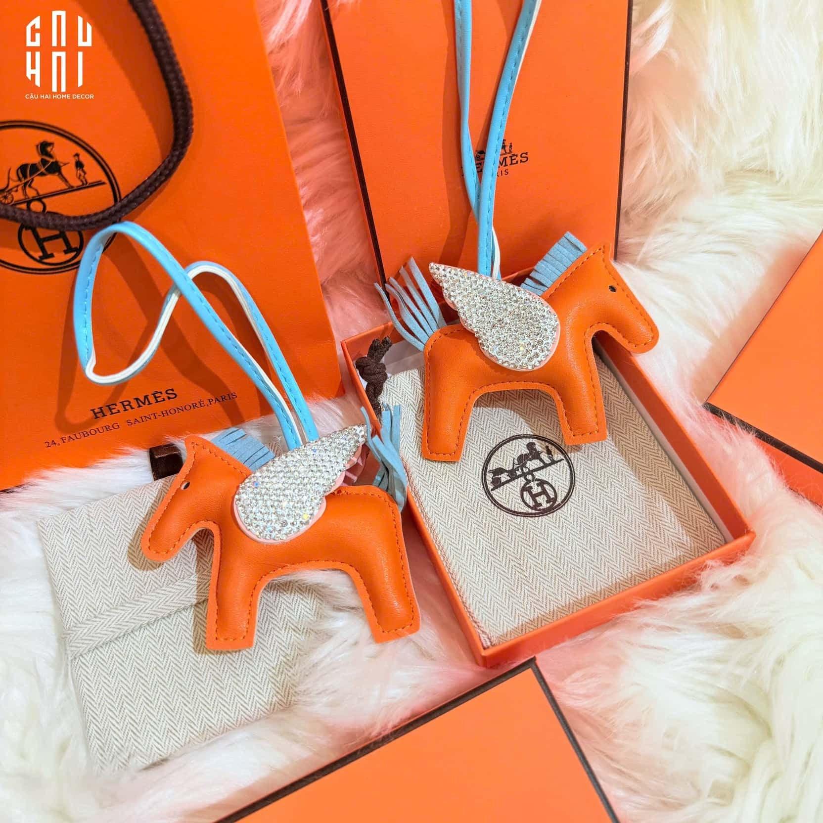 MÓC KHOÁ - CHARM ĐEO TÚI HELIOS CHARIOT - ORANGE-CẬU HAI HOME DECOR