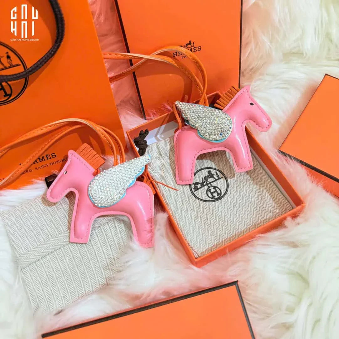 MÓC KHOÁ - CHARM ĐEO TÚI HELIOS CHARIOT - PINK GIRLS-CẬU HAI HOME DECOR