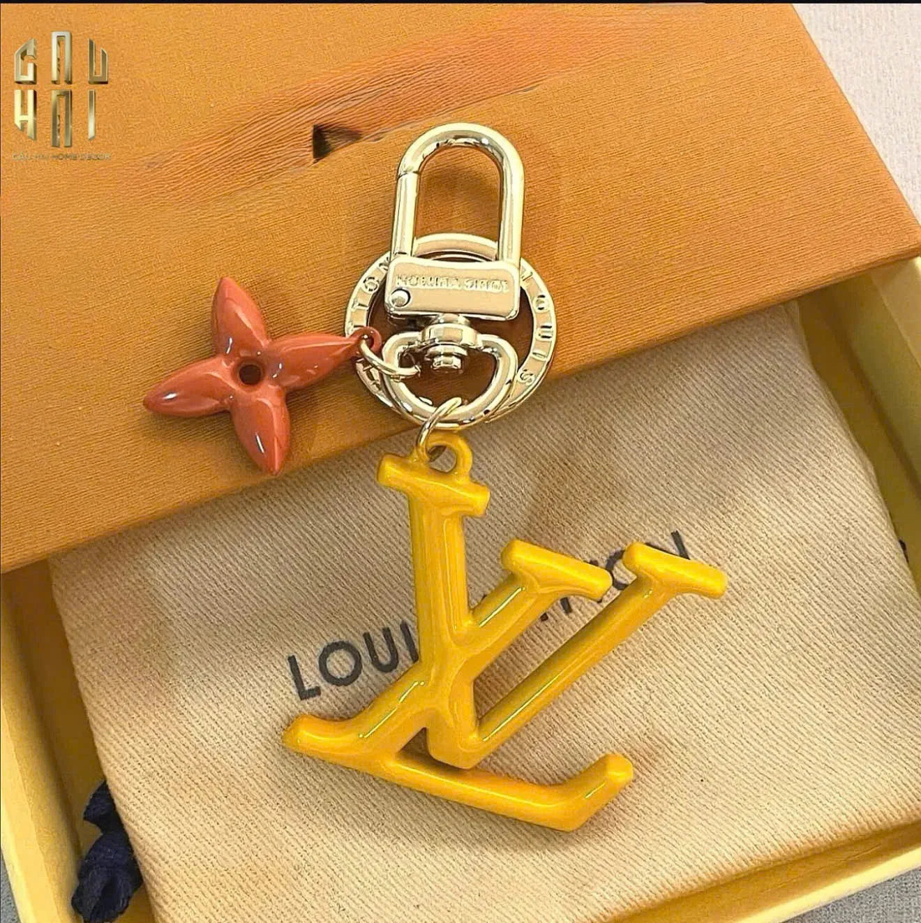 MÓC KHOÁ - CHARM TÚI LOUIS V. SIGNATURE DE MONOGRAM - NEON YELLOW-CẬU HAI HOME DECOR