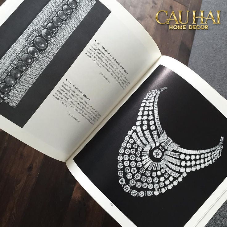 Sách Fashion Runway Van Cleef & Arpels Gems. 24.5x29.5x3.5-SÁCH TRANG TRÍ-CẬU HAI HOME DECOR