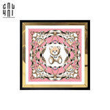 TRANH CANVAS PINKY BEAR 94X94CM - VIỀN GỖ CÓ KÍNH
