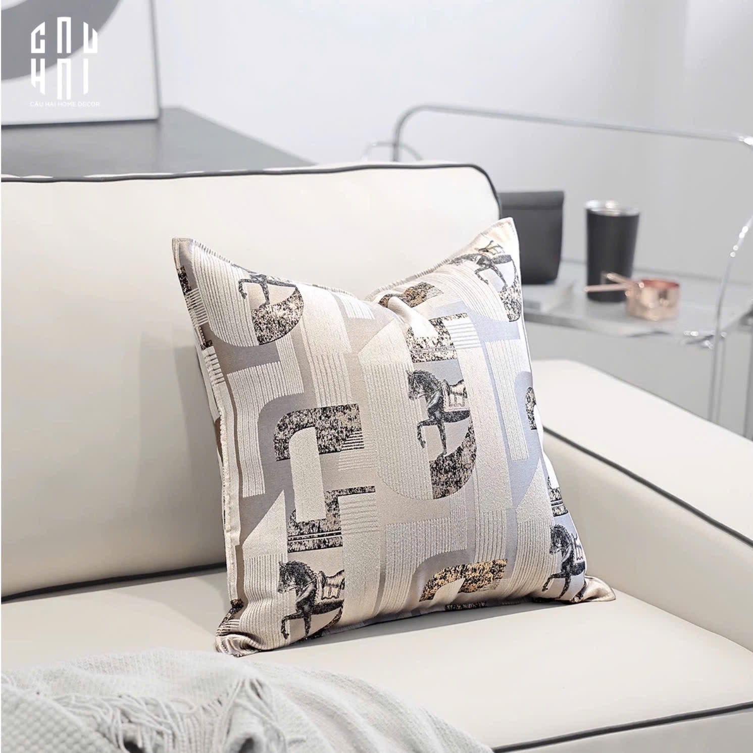 VỎ GỐI LỤA WHITE VELVET GALLOP 50. - CẬU HAI HOME DECOR