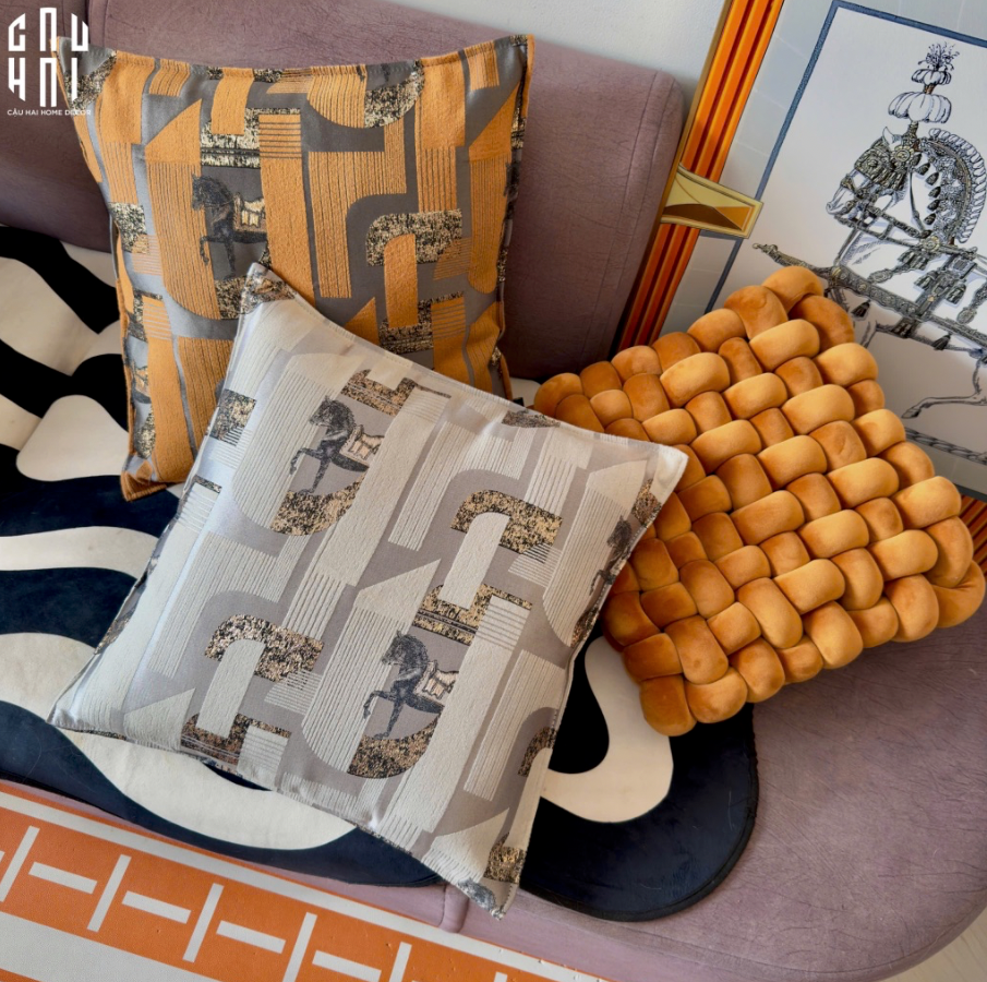 VỎ GỐI LỤA ORANGE VELVET GALLOP 50. - CẬU HAI HOME DECOR