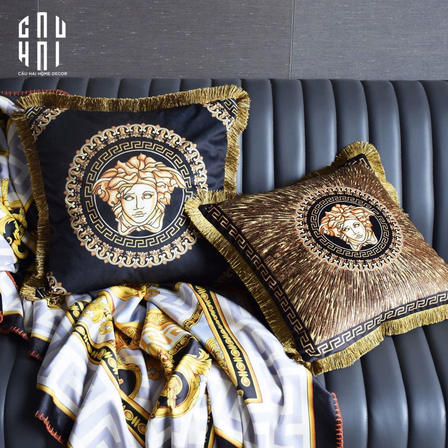 VỎ GỐI NHUNG CAO CẤP GIANNI VERS. MEDUSA AMPLIFIED LOGO 45. - CÓ VIỀN - CẬU HAI HOME DECOR
