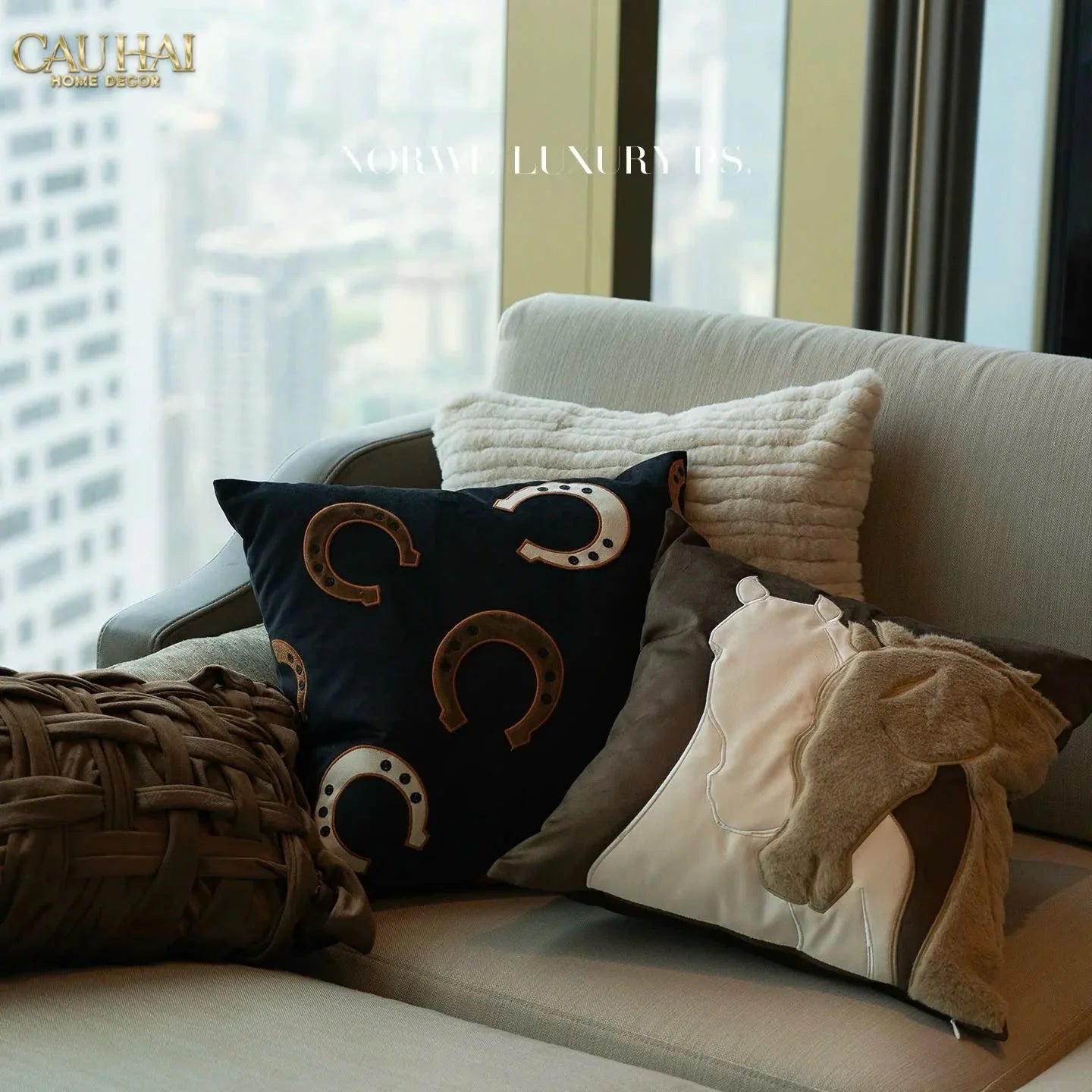 Vỏ Gối Nhung Équestre Victorious Stallion 45-CẬU HAI HOME DECOR