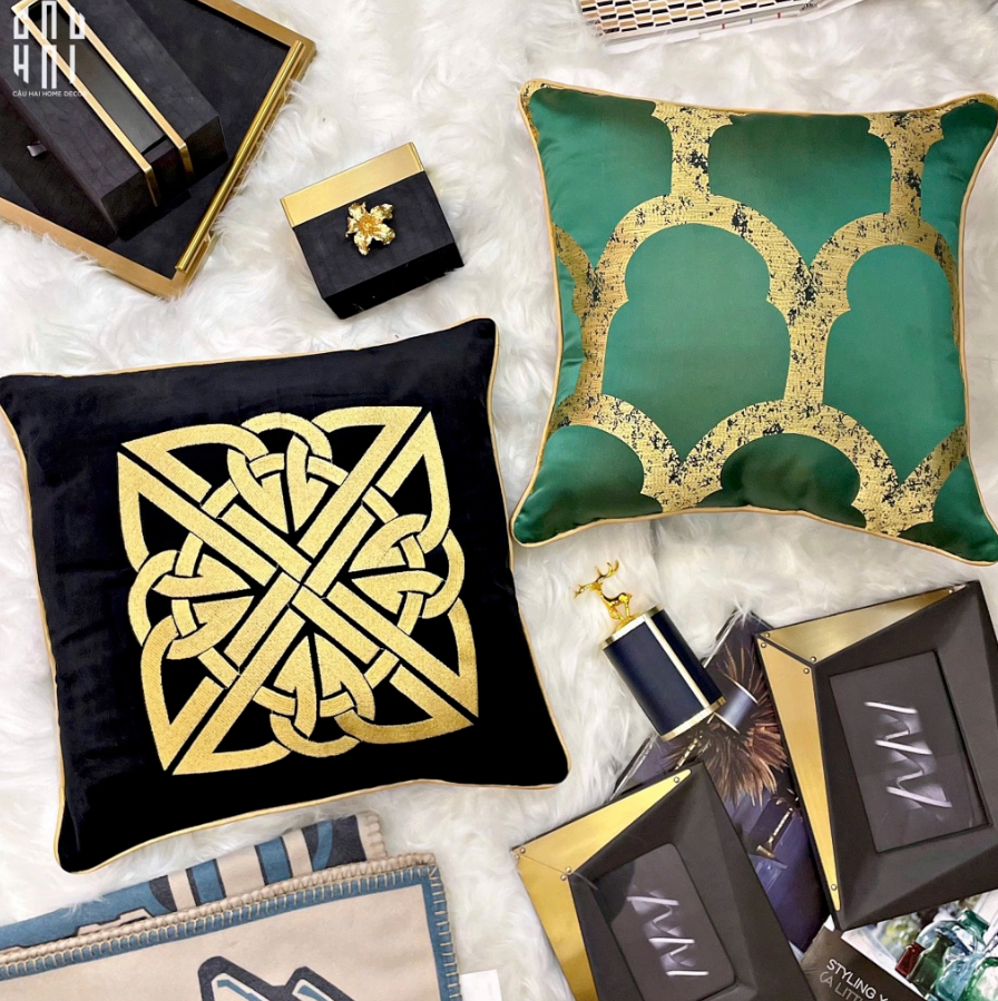 VỎ GỐI NHUNG HOẠ TIẾT THÊU MYSTIC EMERALD - CẬU HAI HOME DECOR