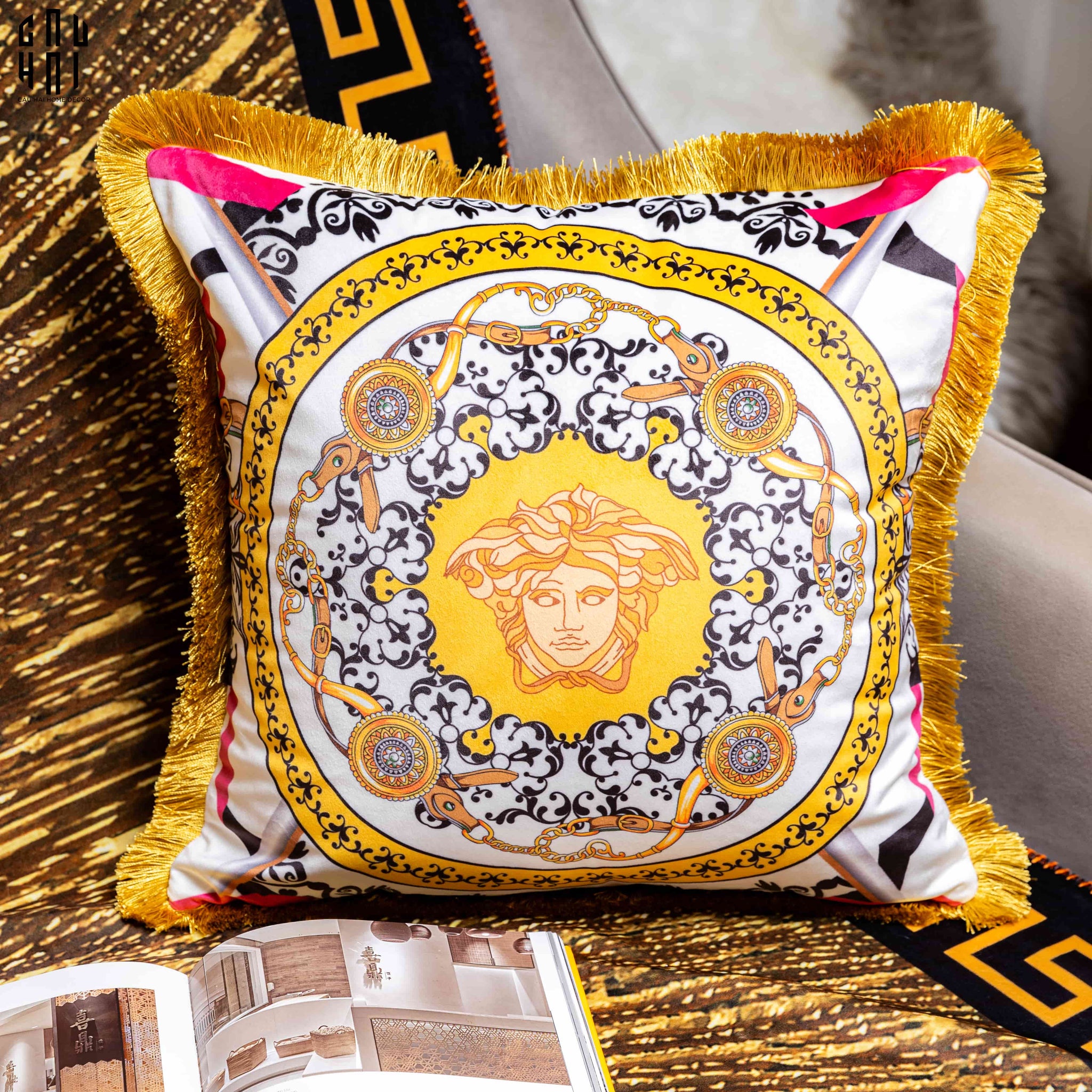 VỎ GỐI NHUNG MEDUSA HEAD PRINTED - WHITE 45. - CẬU HAI HOME DECOR