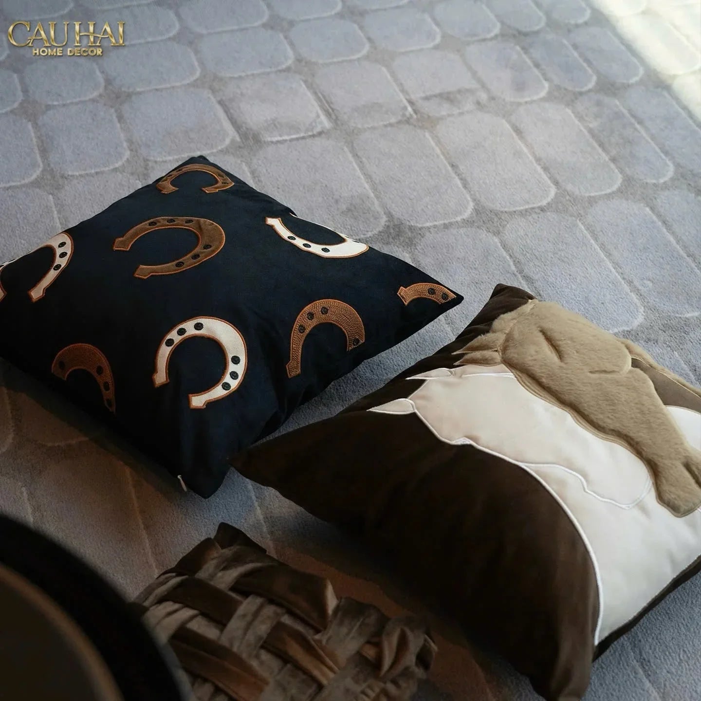 Vỏ Gối Nhung Savoire Atélier Fortune Horseshoe Gallop 45-VỎ GỐI-CẬU HAI HOME DECOR