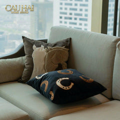 Vỏ Gối Nhung Savoire Atélier Fortune Horseshoe Gallop 45-CẬU HAI HOME DECOR
