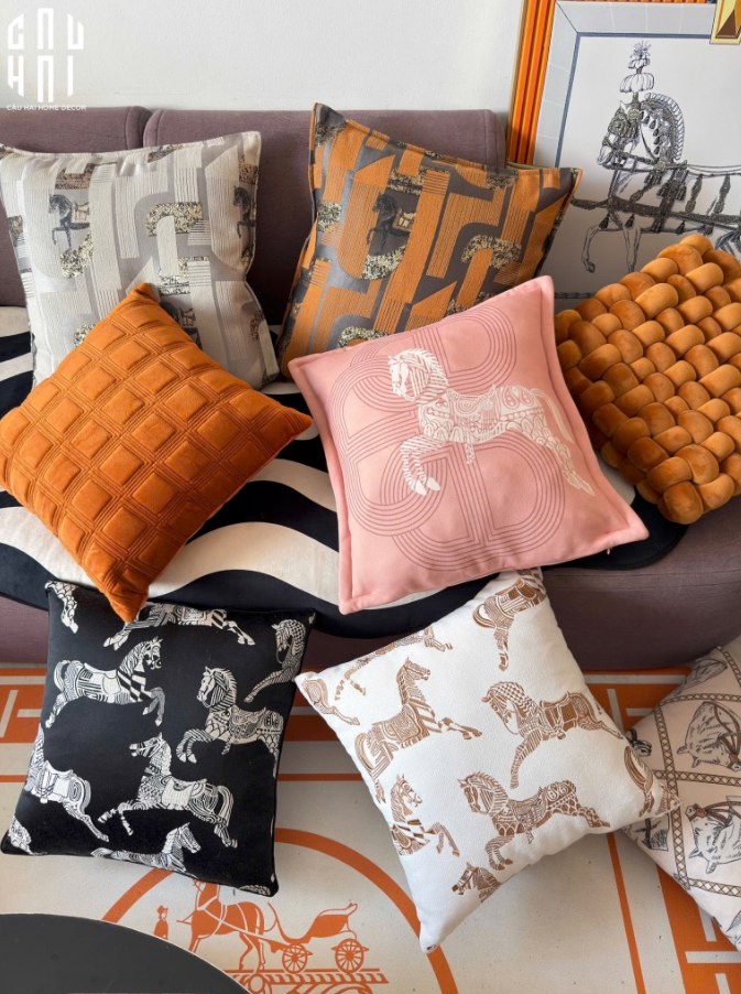 VỎ GỐI LỤA WHITE VELVET GALLOP 50. - CẬU HAI HOME DECOR